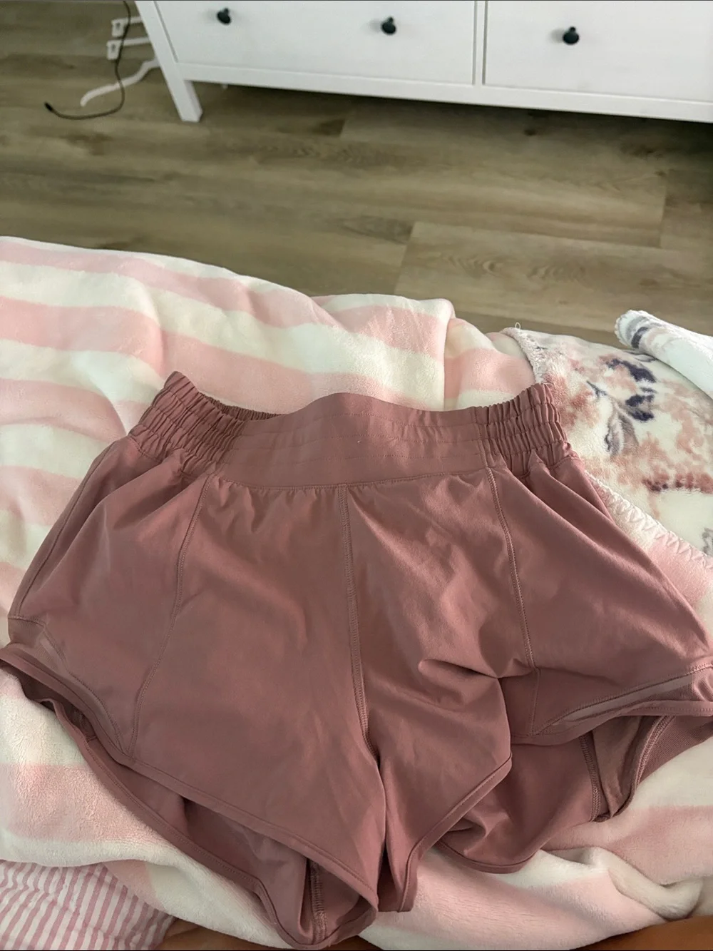 lululemon athletica women's mauve athletic shorts